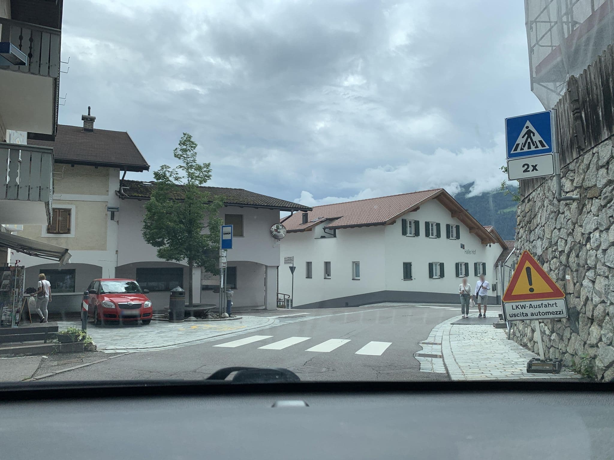Street view near Haller-Hof, Tirolo — © descilla (CC BY-SA · Mapillary)