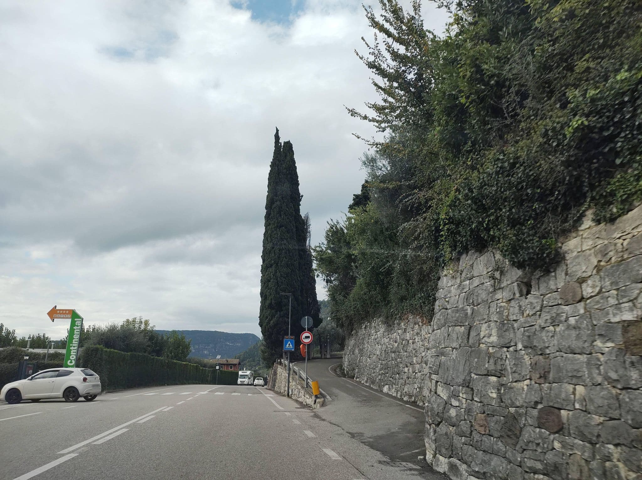 Street view near Hotelanlage "Aparthotel Germano", Bardolino — © thetornado76 (CC BY-SA · Mapillary)