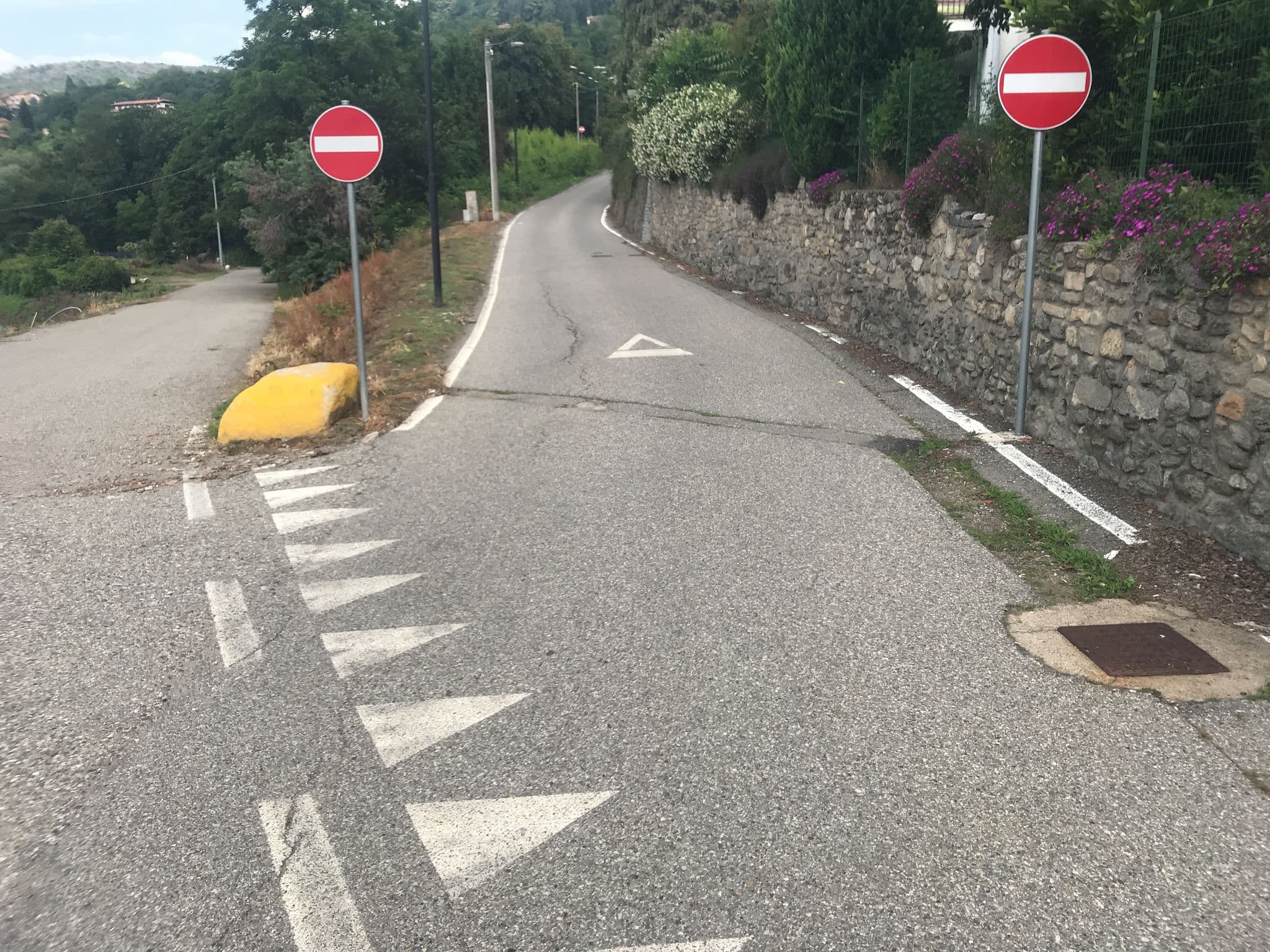 Street view near Blue Hill, Meina — © erica (CC BY-SA · Mapillary)