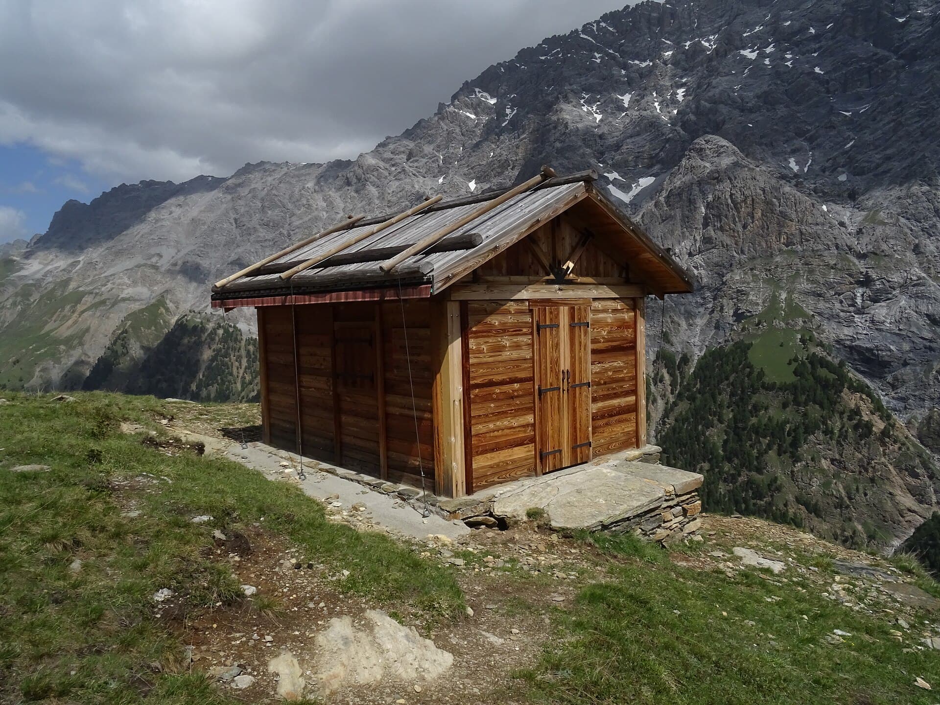 Nuovo Bivacco Costantini (via Wikimedia Commons, CC BY-SA 4.0)