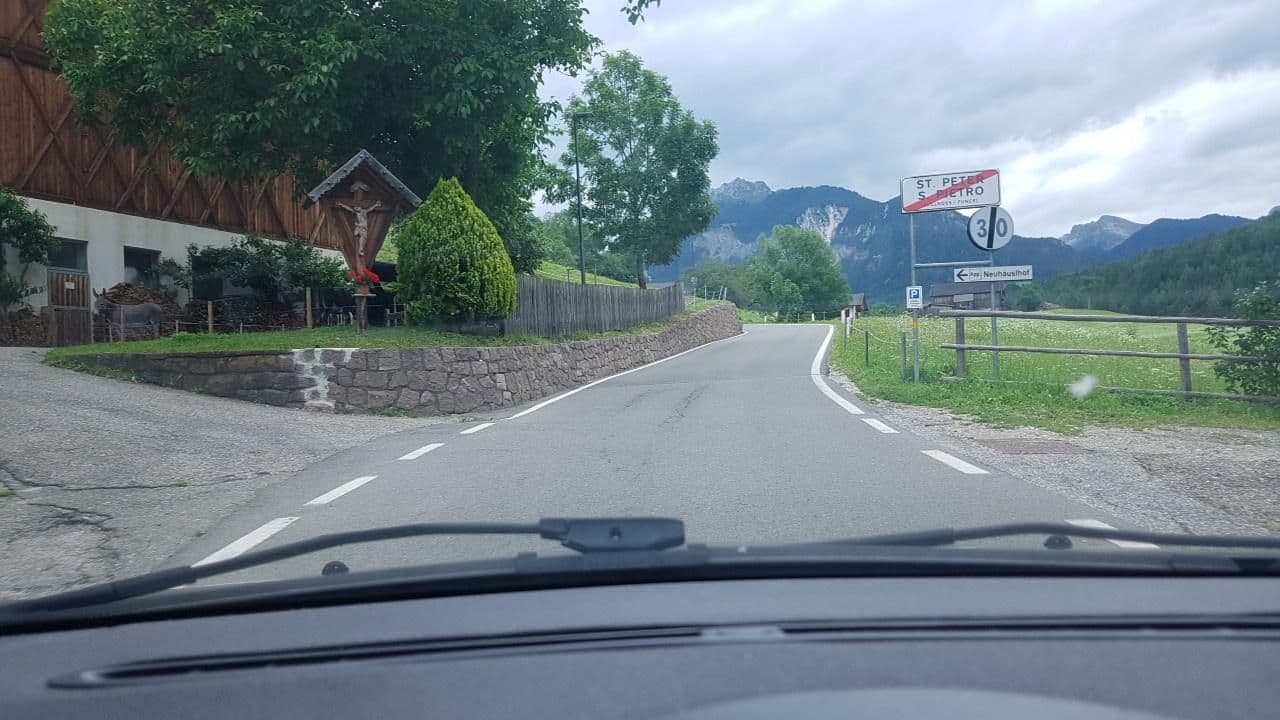Street view near Neuhäuslhof, Funes - Villnoess — © mik007 (CC BY-SA · Mapillary)