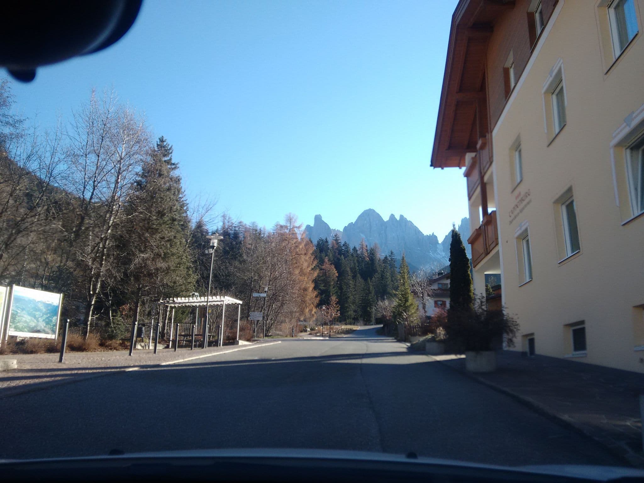 Street view near Tannenburg, Funes - Villnoess — © hakuchi (CC BY-SA · Mapillary)