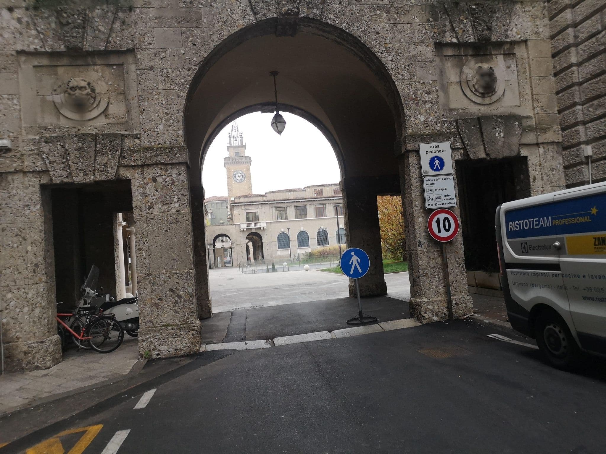 Street view near Bergamo Inn 43, Bergamo — © moon4 (CC BY-SA · Mapillary)