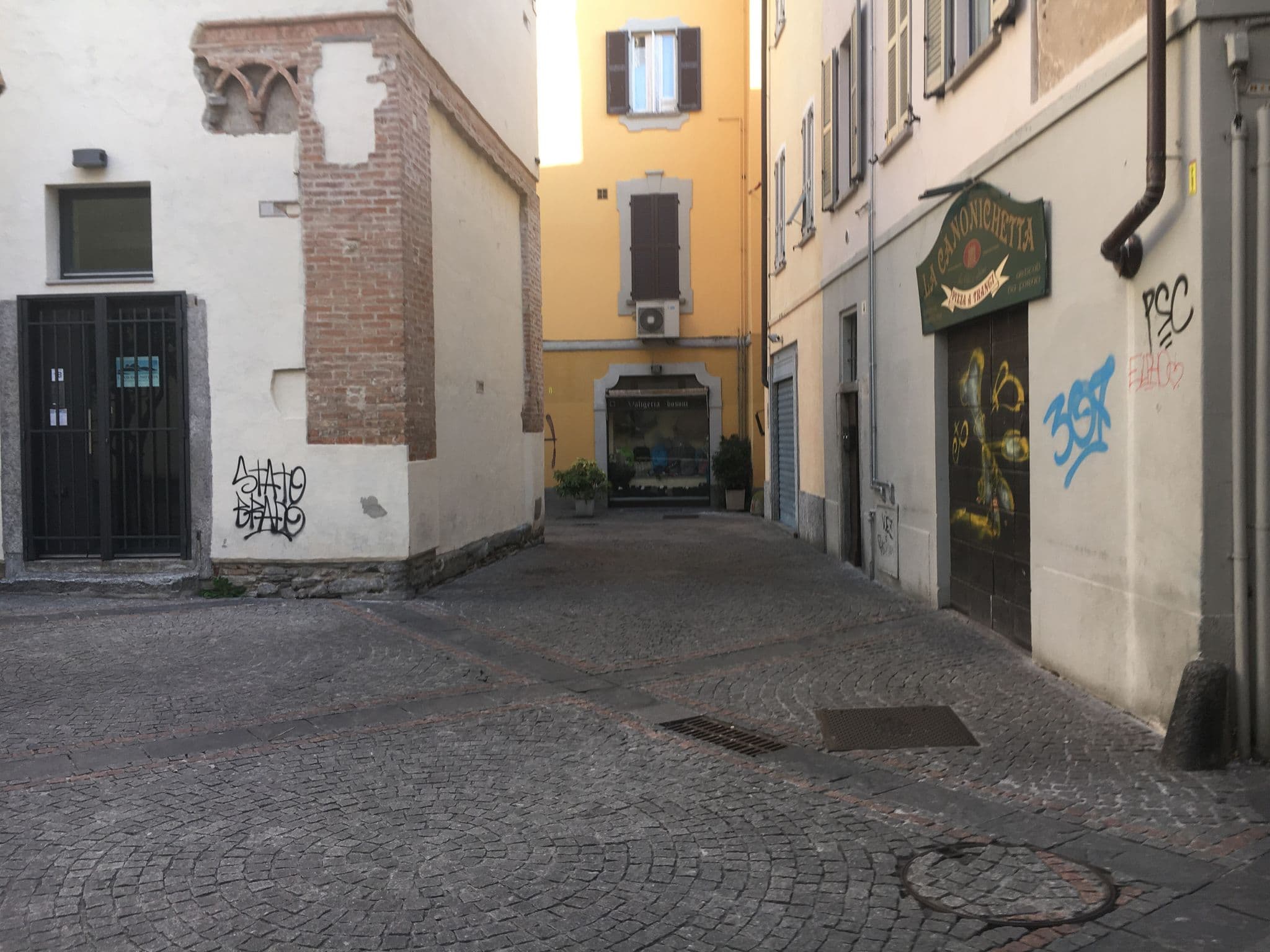 Street view near Repubblica di Oz, Varese — © kumo (CC BY-SA · Mapillary)