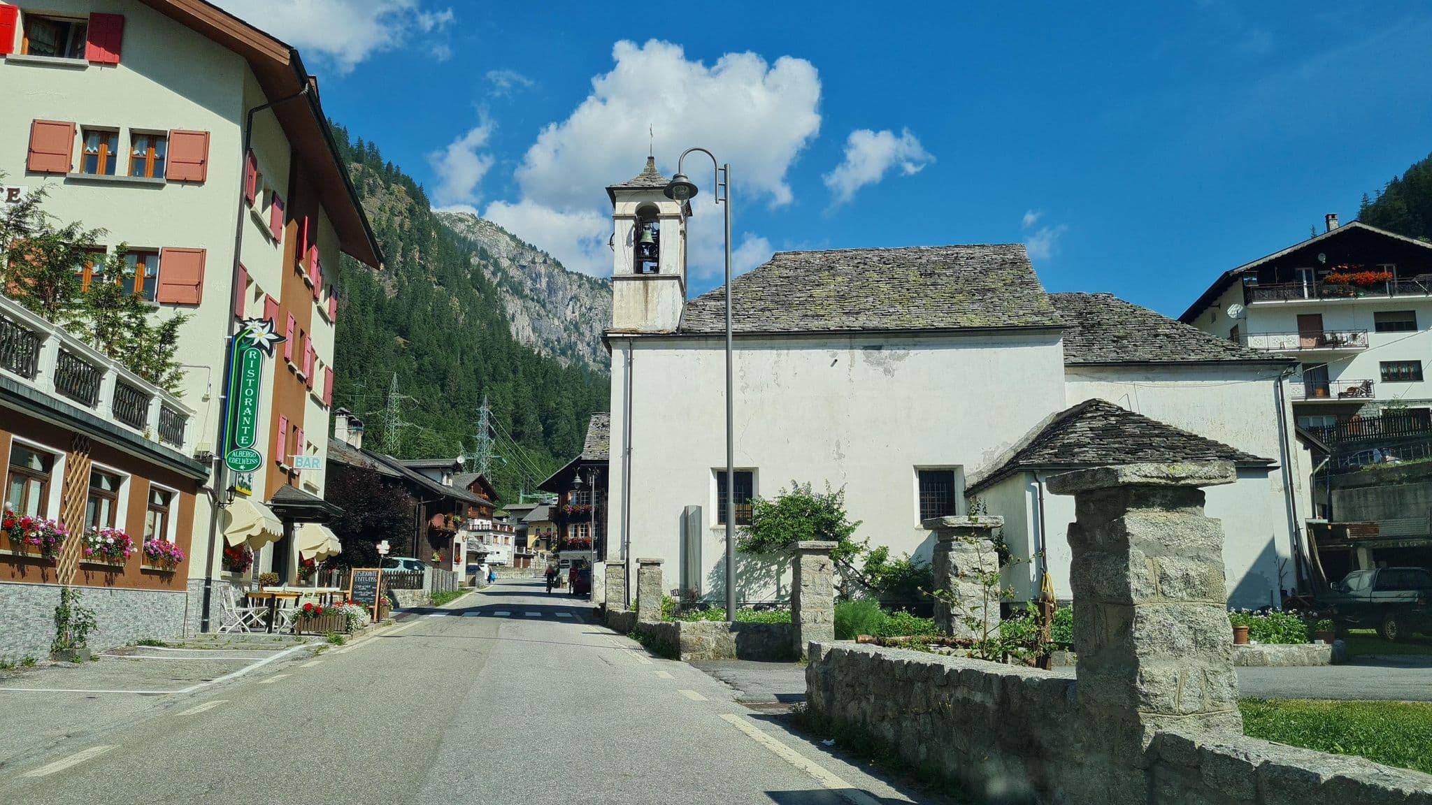Street view near Edelweiss, Varzo — © laniuscollurio (CC BY-SA · Mapillary)
