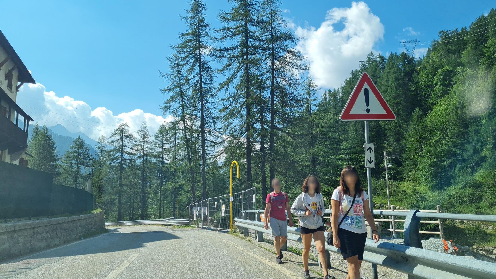 Street view near Soggiorno Alpino del centro Salesiano di Arese, Varzo — © laniuscollurio (CC BY-SA · Mapillary)