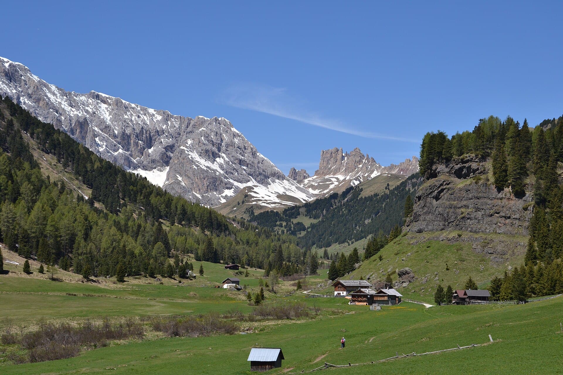 Rifugio Micheluzzi (via Wikimedia Commons, CC BY-SA 4.0)