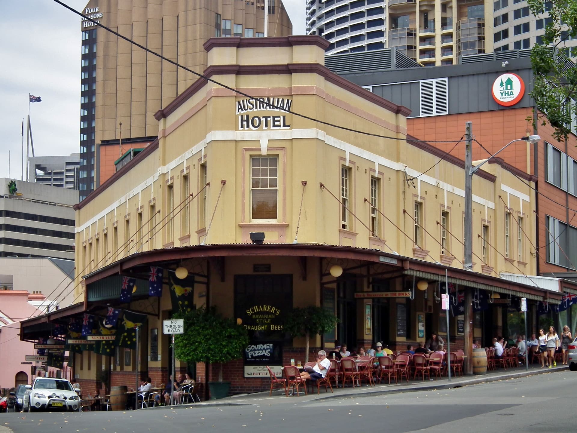 Australian Hotel (via Wikimedia Commons, CC BY 2.0)