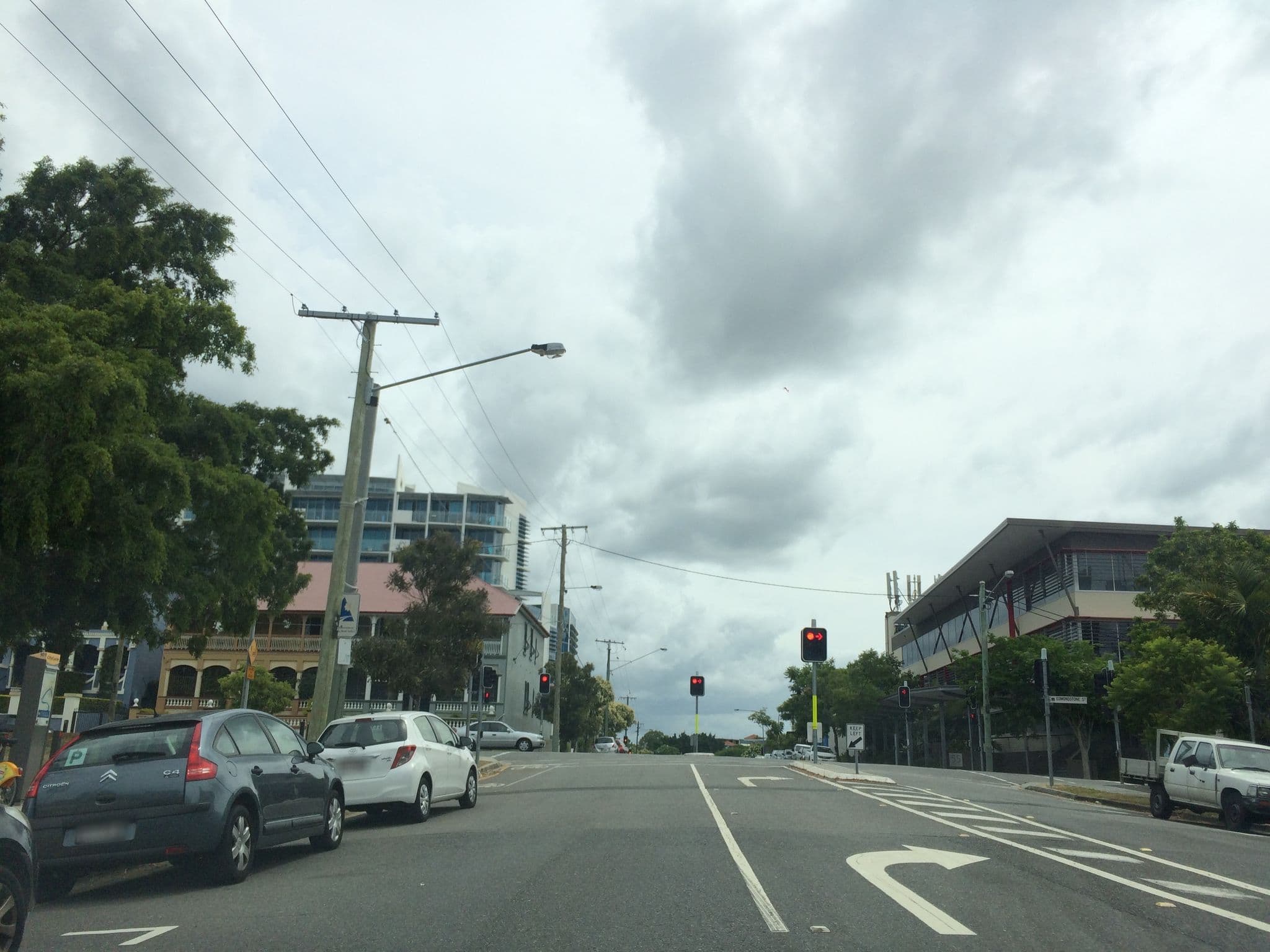Street view near Parkview Apartments, West End — © hoylen (CC BY-SA · Mapillary)