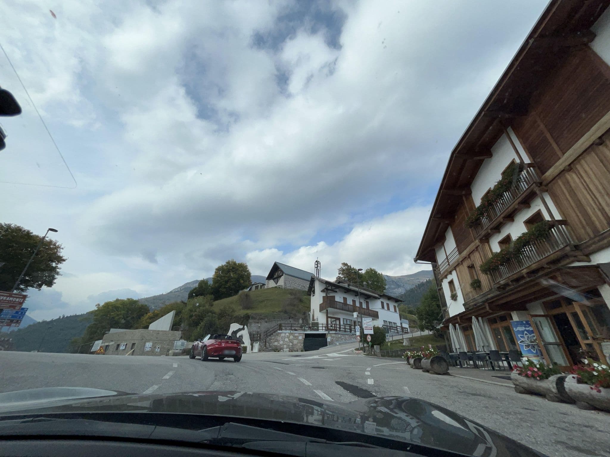 Street view near Albergo Croce d'Aune da Lionello, Sovramonte — © joachim_mueller (CC BY-SA · Mapillary)