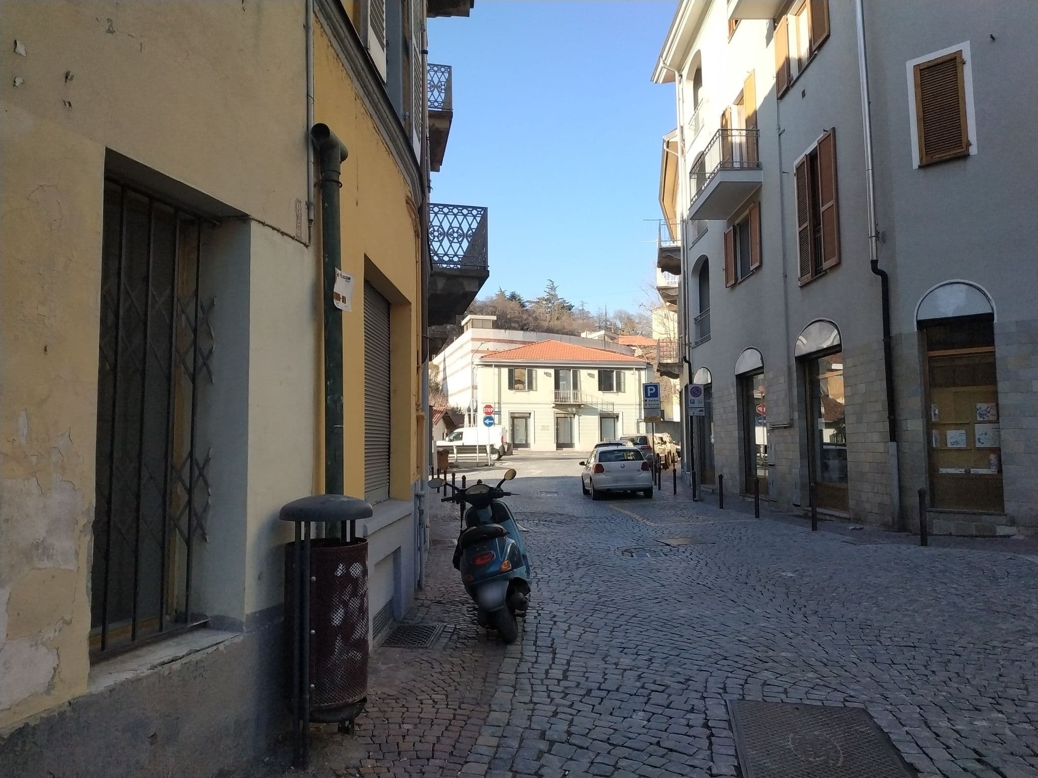 Street view near Le Camere del Cappello Verde, Ivrea — © mbranco (CC BY-SA · Mapillary)
