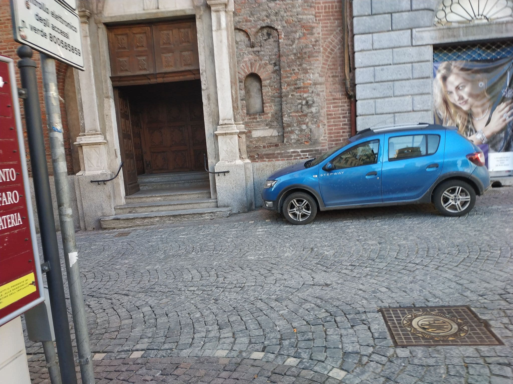 Street view near Appartamento Fronte Piazza, Ivrea — © mbranco (CC BY-SA · Mapillary)