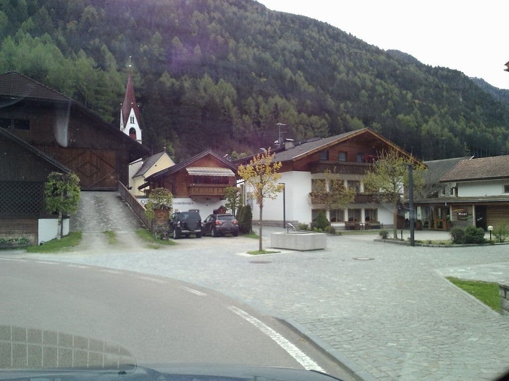 Street view near Garni Schwarzenstein, Campo Tures — © vrmap (CC BY-SA · Mapillary)