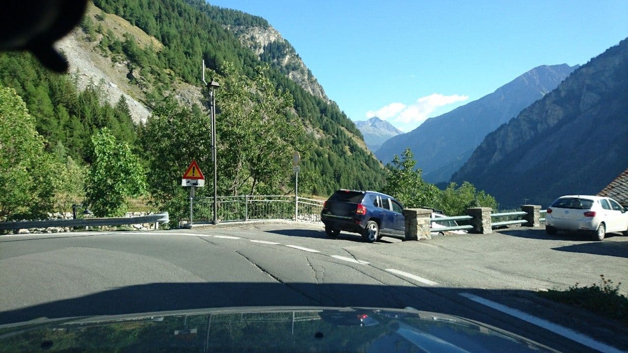 Street view near Dente del Gigante, Courmayeur — © voschix (CC BY-SA · Mapillary)