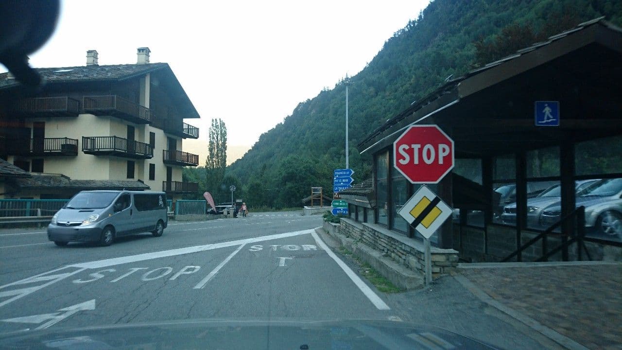 Street view near Hotel Edelweiss, Courmayeur — © voschix (CC BY-SA · Mapillary)
