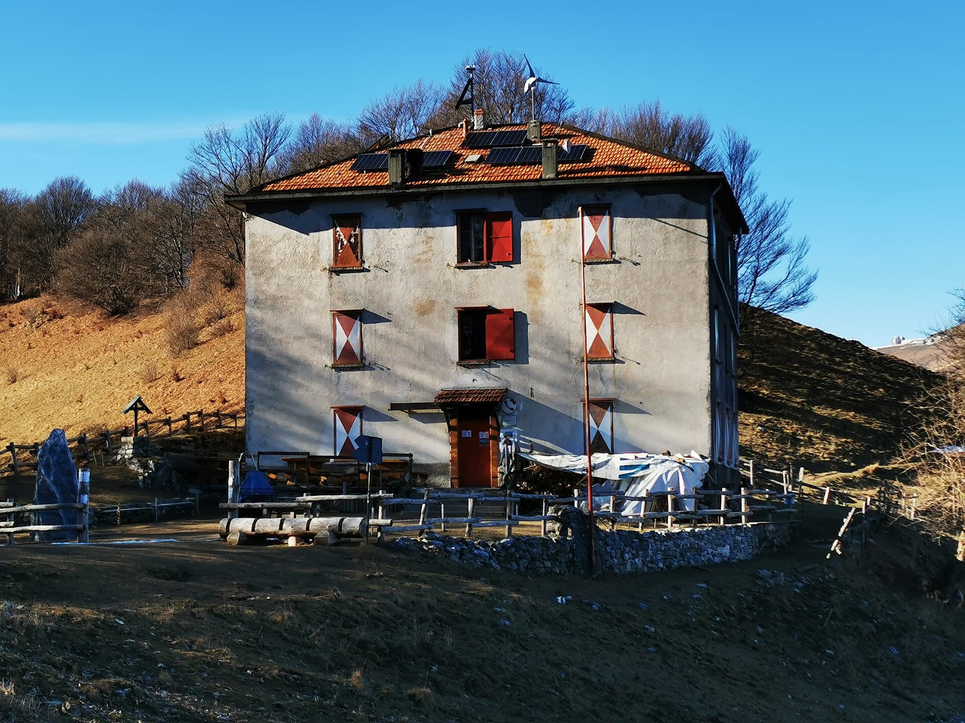 Rifugio Prabello (via Wikimedia Commons, CC BY-SA 4.0)