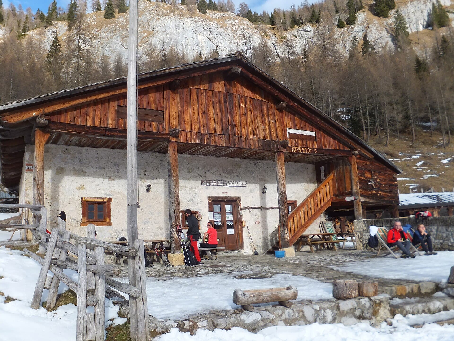 Rifugio Casera Tartoi (via Wikimedia Commons, CC BY-SA 4.0)