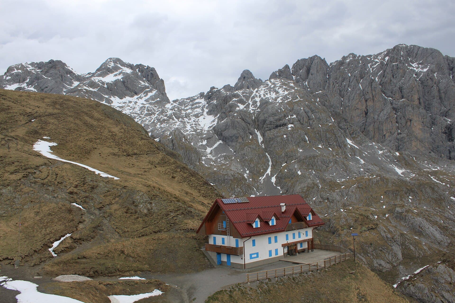 Rifugio Giovanni e Olinto Marinelli (via Wikimedia Commons, CC BY-SA 3.0)