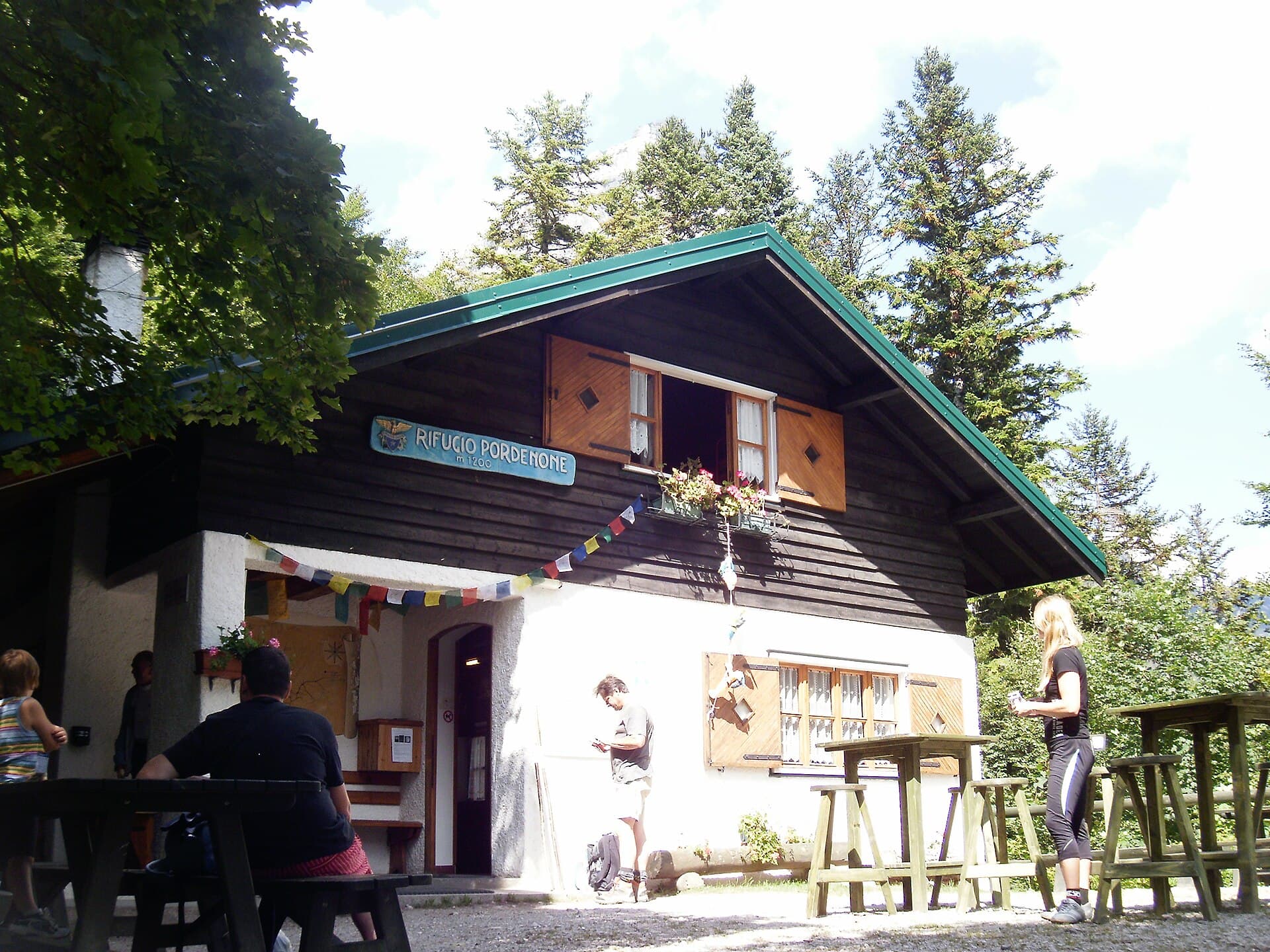 Rifugio Pordenone (via Wikimedia Commons, CC BY-SA 3.0)