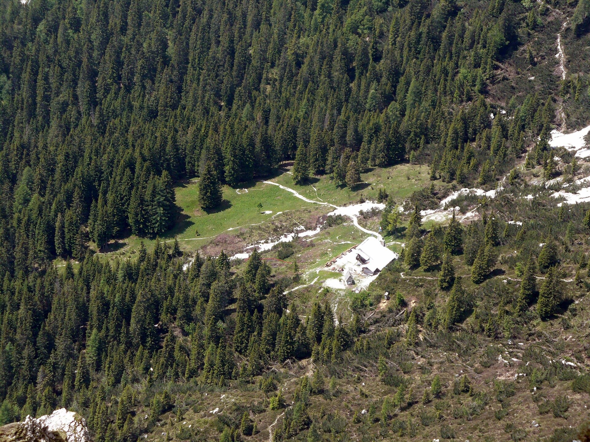 Rifugio Maniago (via Wikimedia Commons, CC BY-SA 2.0)