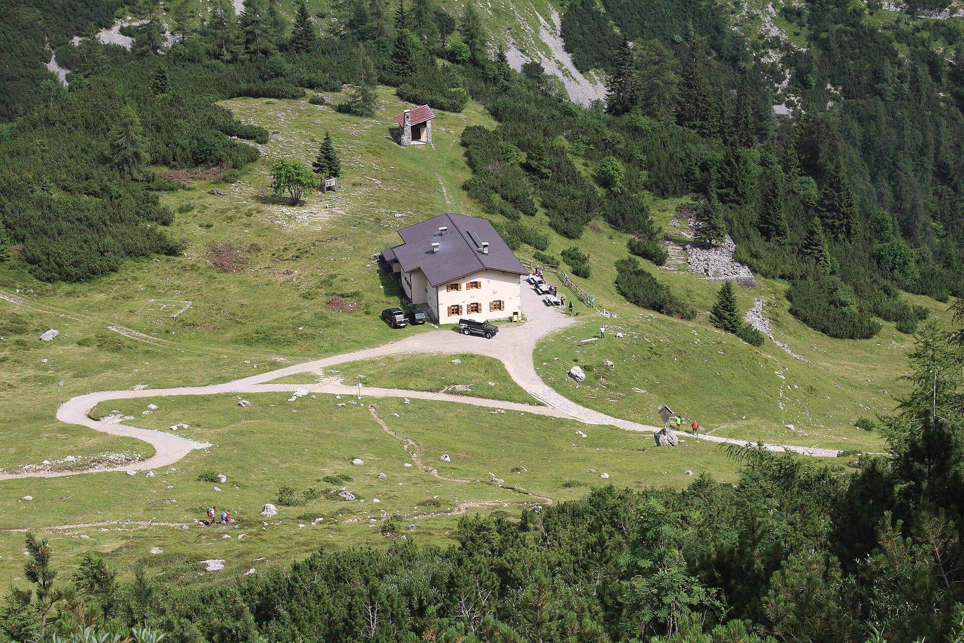 Rifugio Cacciatore (via Wikimedia Commons, CC BY-SA 4.0)