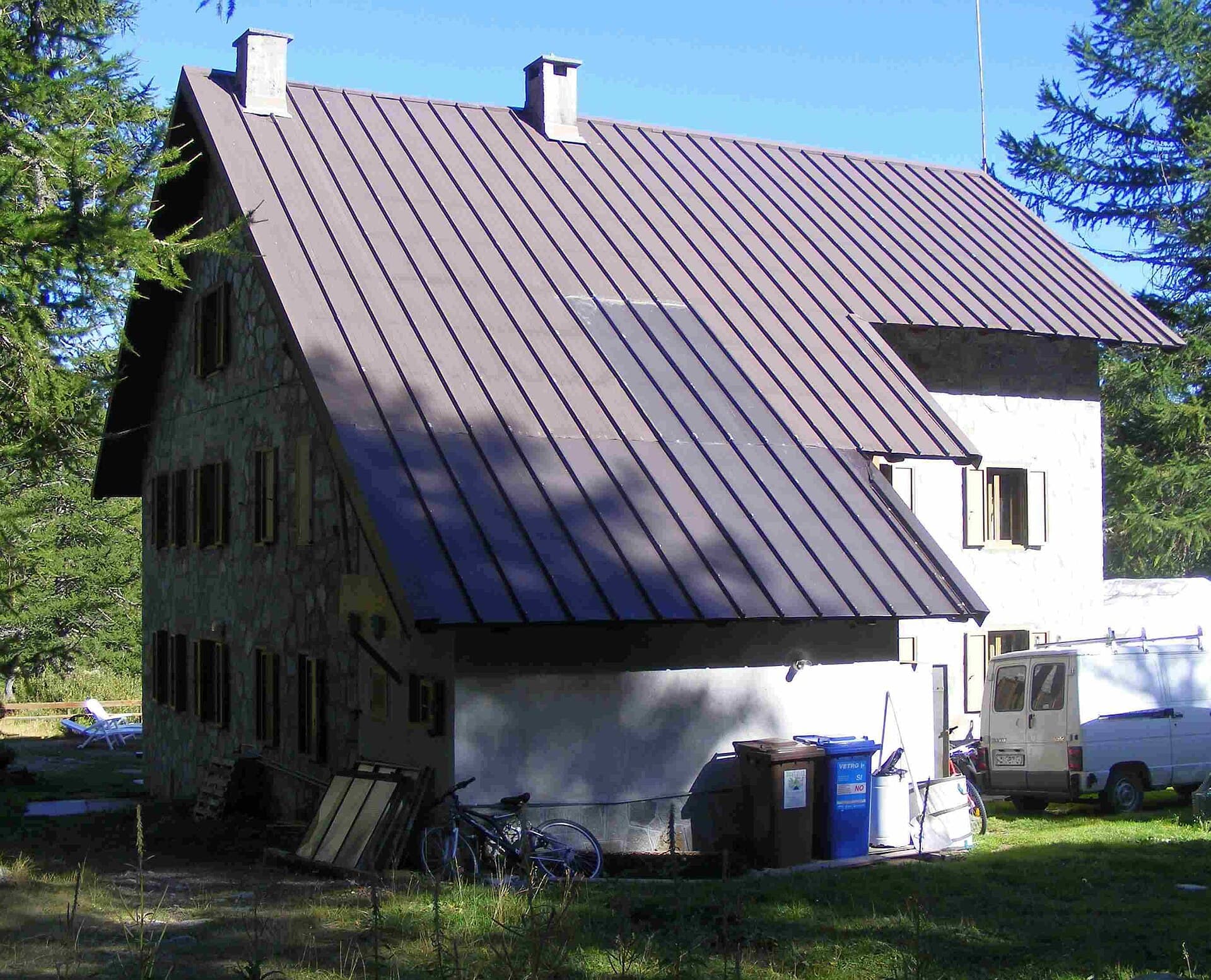 Rifugio Levi Molinari (via Wikimedia Commons, CC BY-SA 3.0)