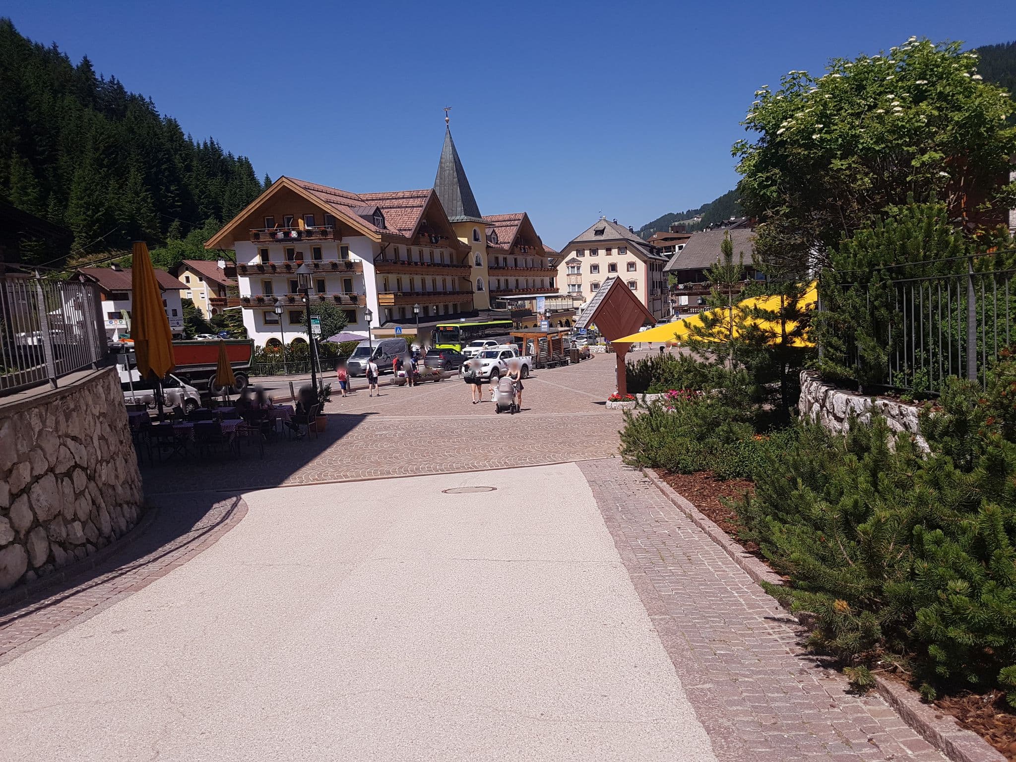 Street view near Hotel Des Alpes, Selva