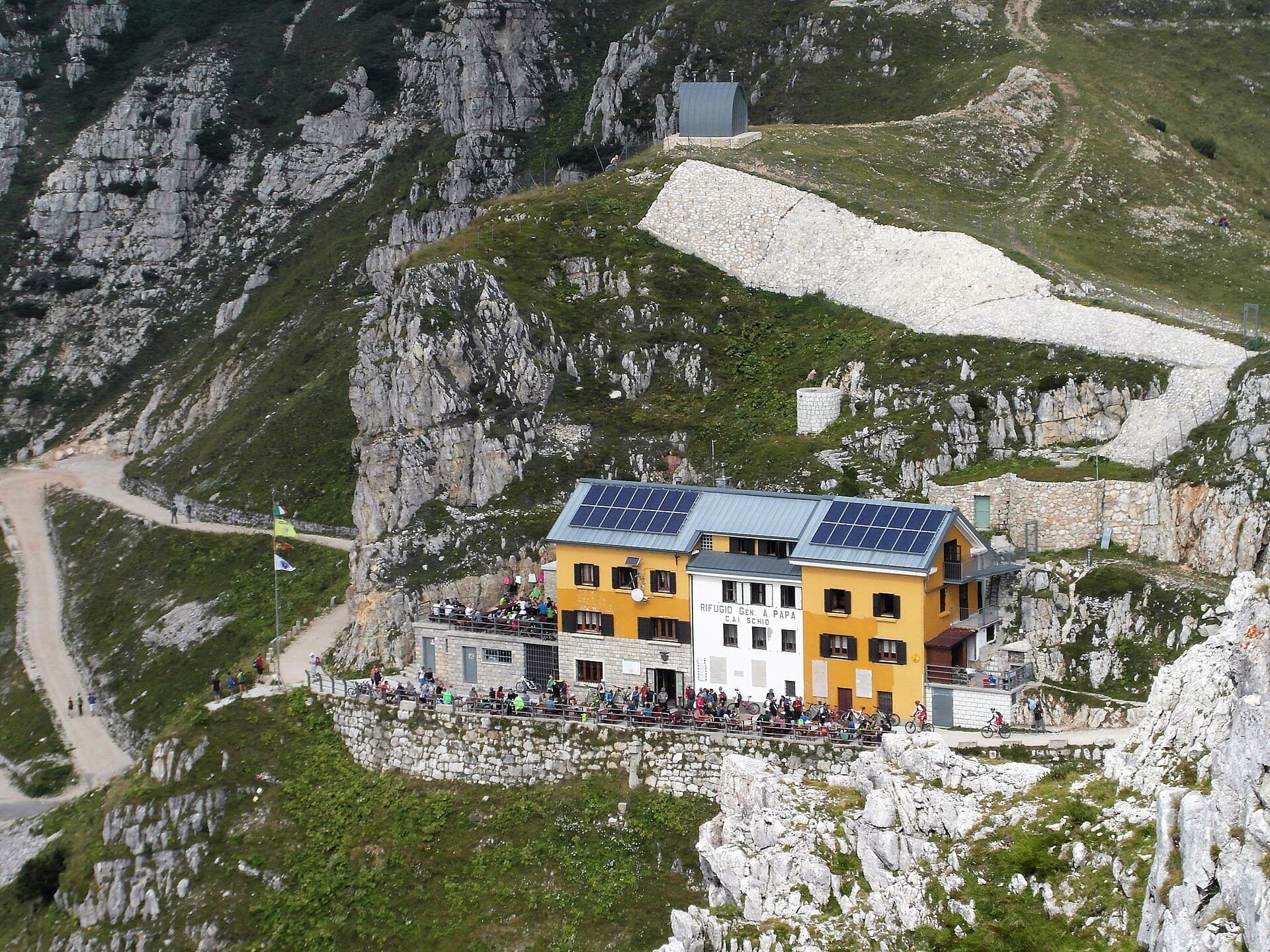 Rifugio Achille Papa (via Wikimedia Commons, CC BY-SA 4.0)