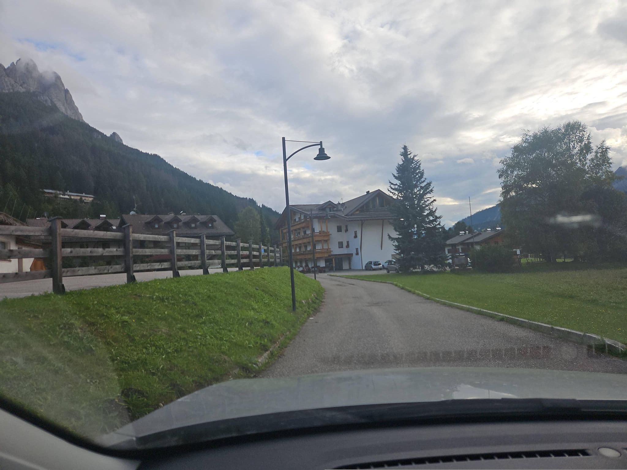 Street view near Hotel Mater Dei, Pozza di Fassa — © ursus (CC BY-SA · Mapillary)
