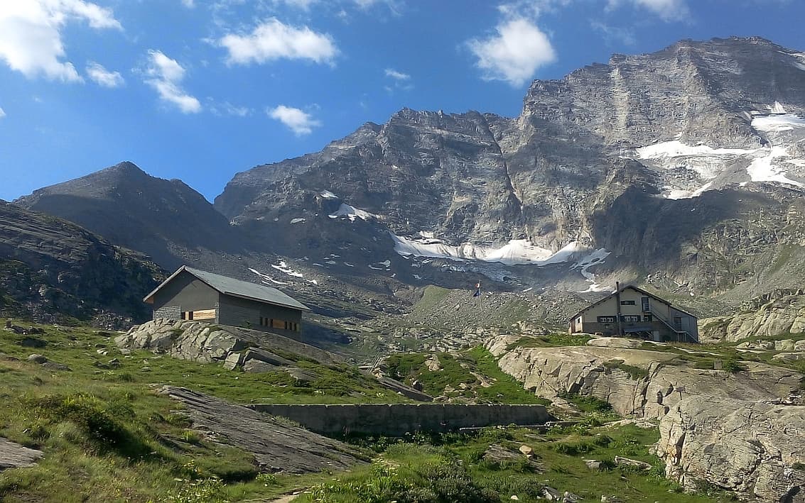 Rifugio Guglielmo Jervis (via Wikimedia Commons, CC BY-SA 4.0)