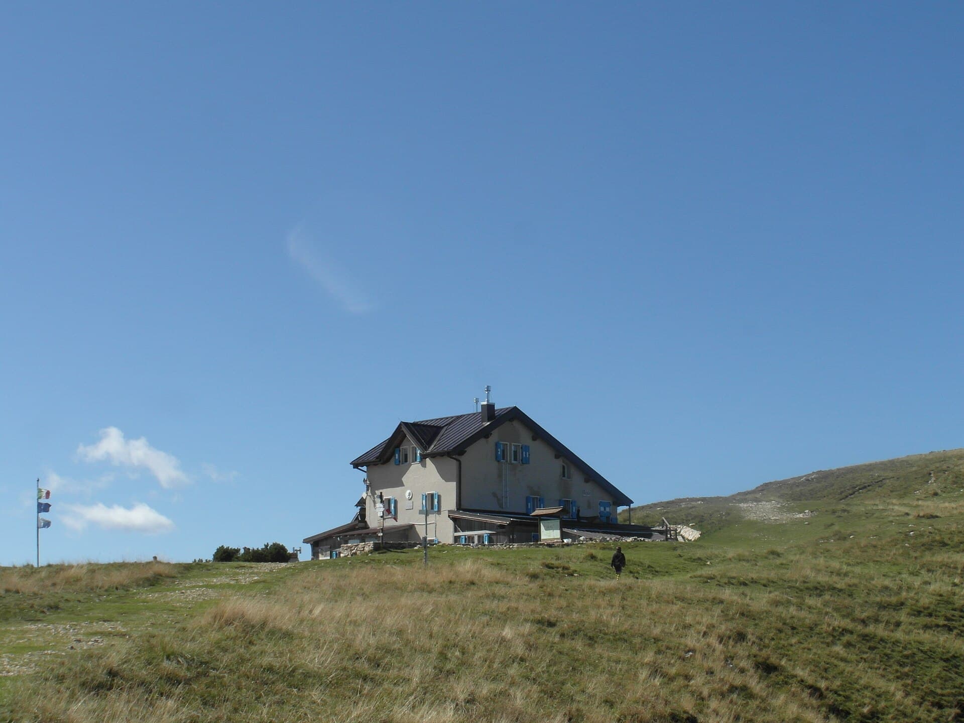 Rifugio Altissimo "Damiano Chiesa" (via Wikimedia Commons, CC BY-SA 4.0)