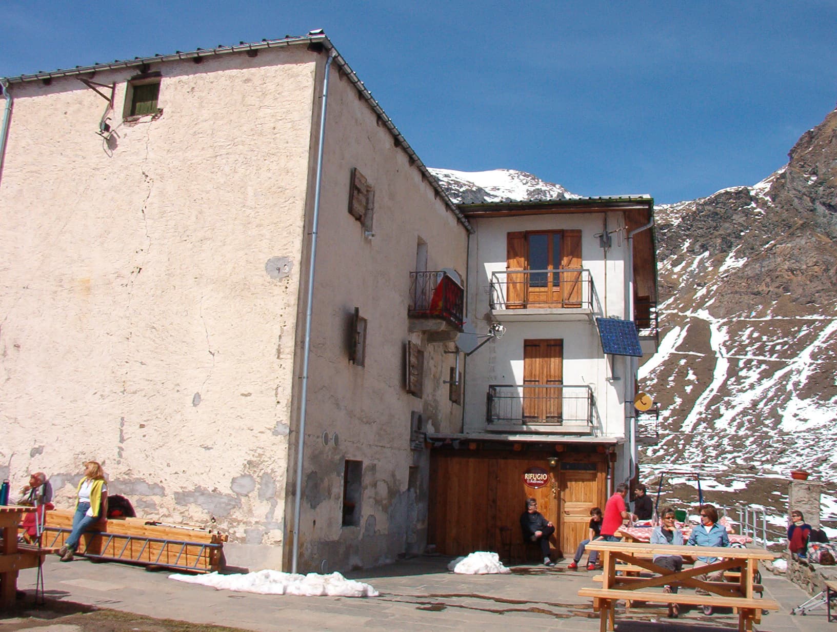 Rifugio Selleries (via Wikimedia Commons, Public domain)