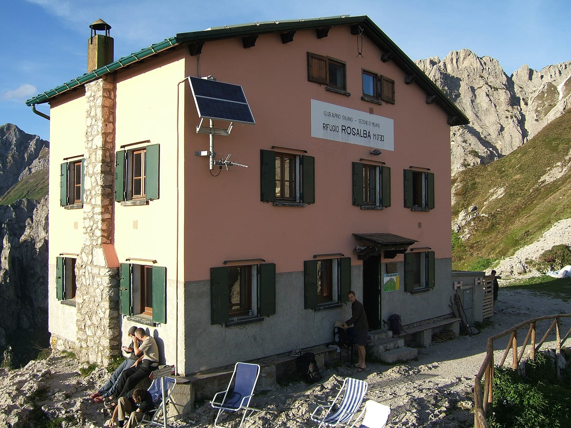 Rifugio Rosalba (via Wikimedia Commons, CC BY 2.0)