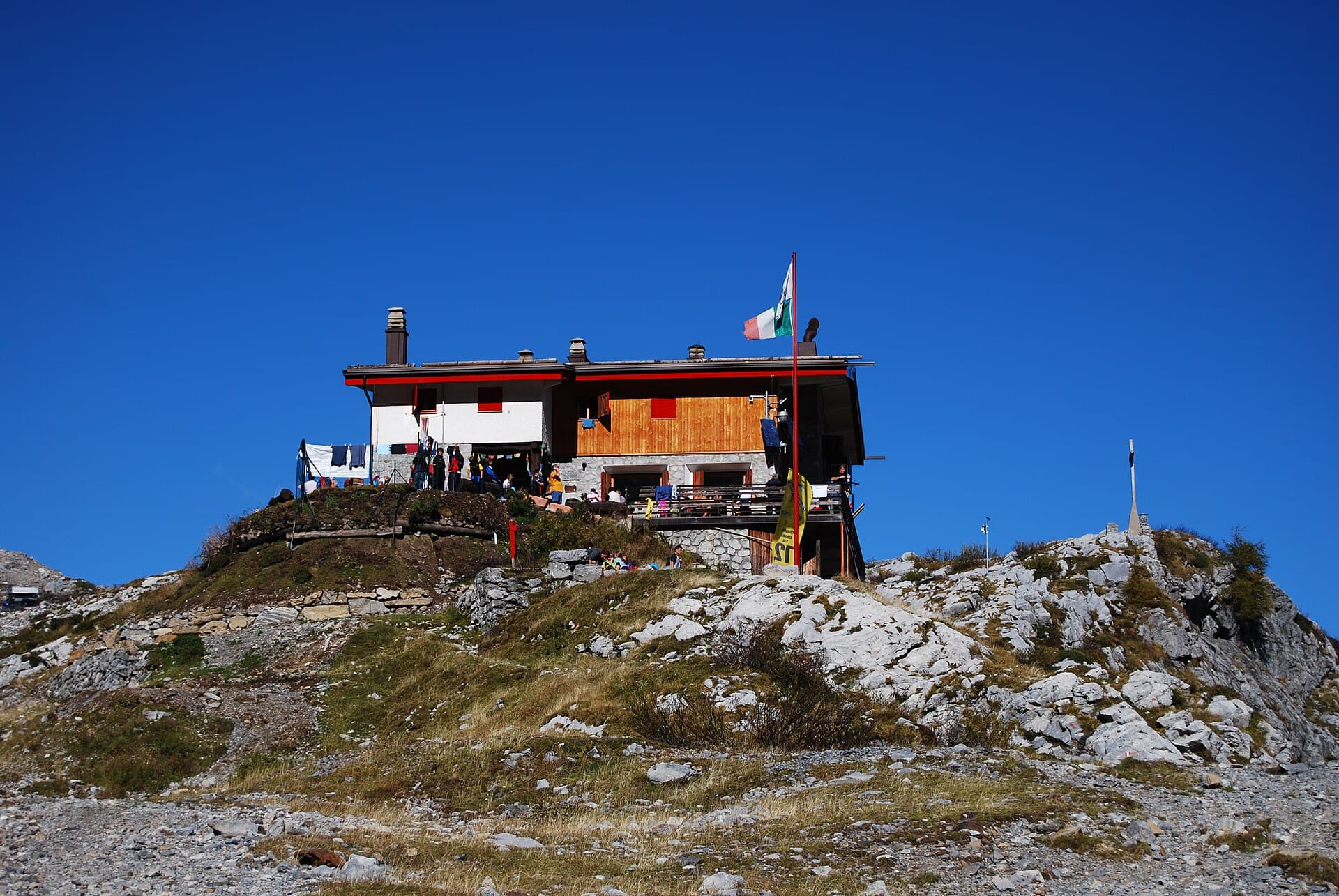 Rifugio Luigi Albani (via Wikimedia Commons, CC BY 3.0)