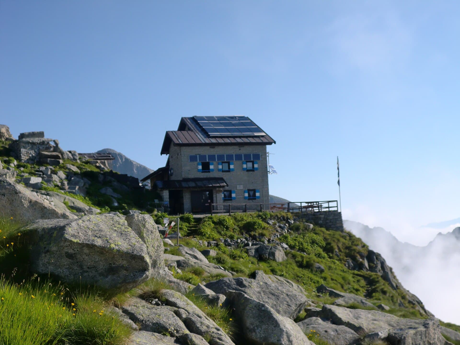 Rifugio Carè Alto (via Wikimedia Commons, CC BY-SA 3.0)
