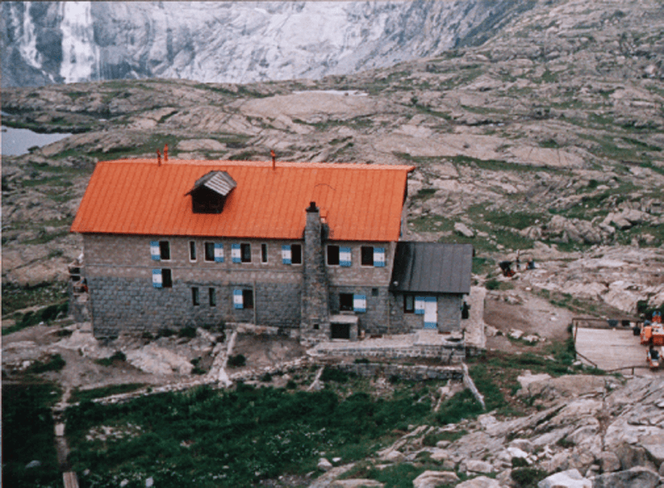 Rifugio Mandrone (via Wikimedia Commons, Public domain)
