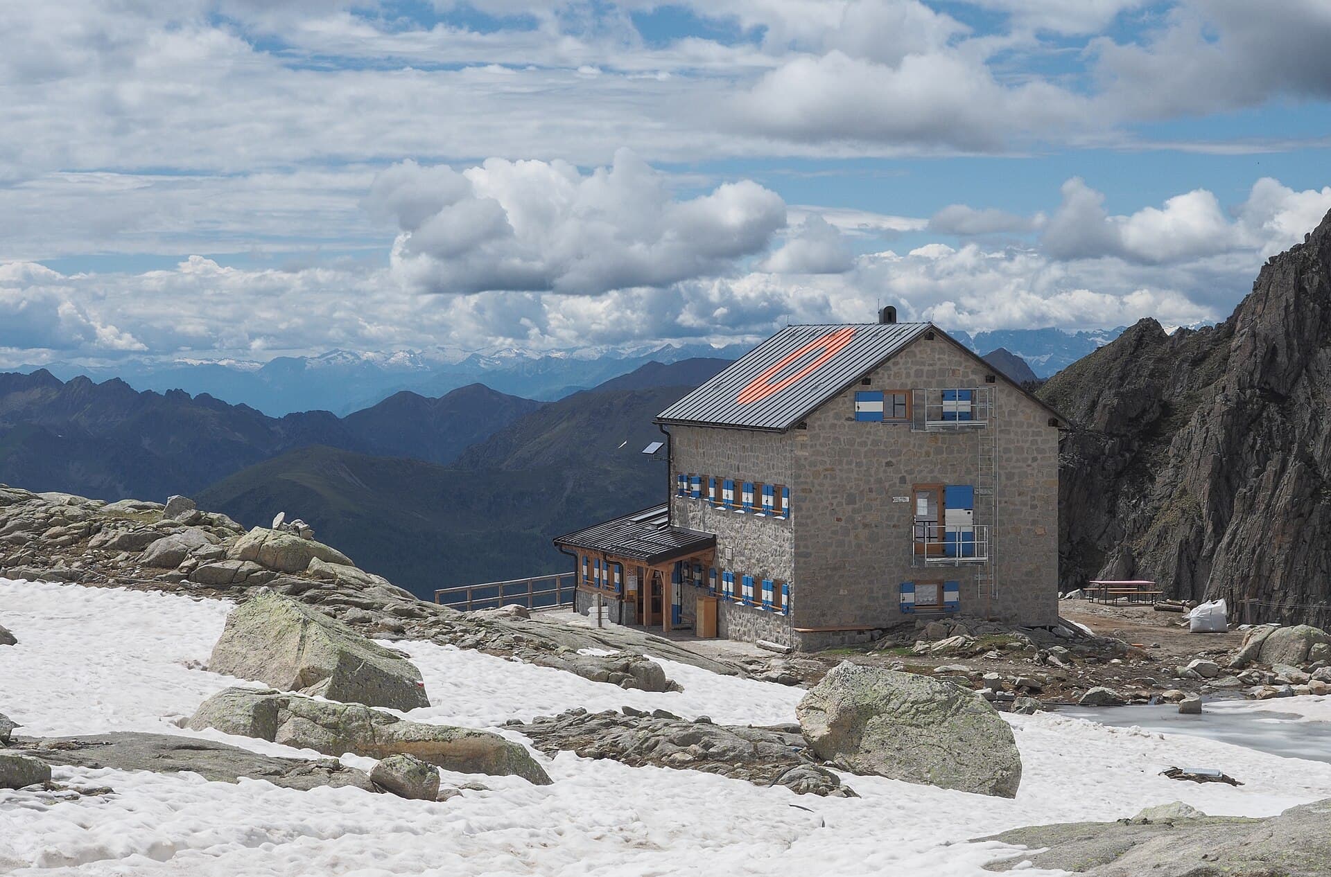Rifugio Cima d'Asta Ottone Brentari (via Wikimedia Commons, CC BY-SA 4.0)