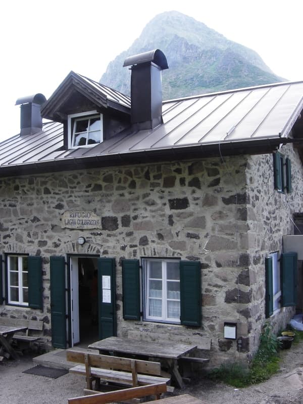 Rifugio Laghi di Colbricon (via Wikimedia Commons, CC BY-SA 3.0)