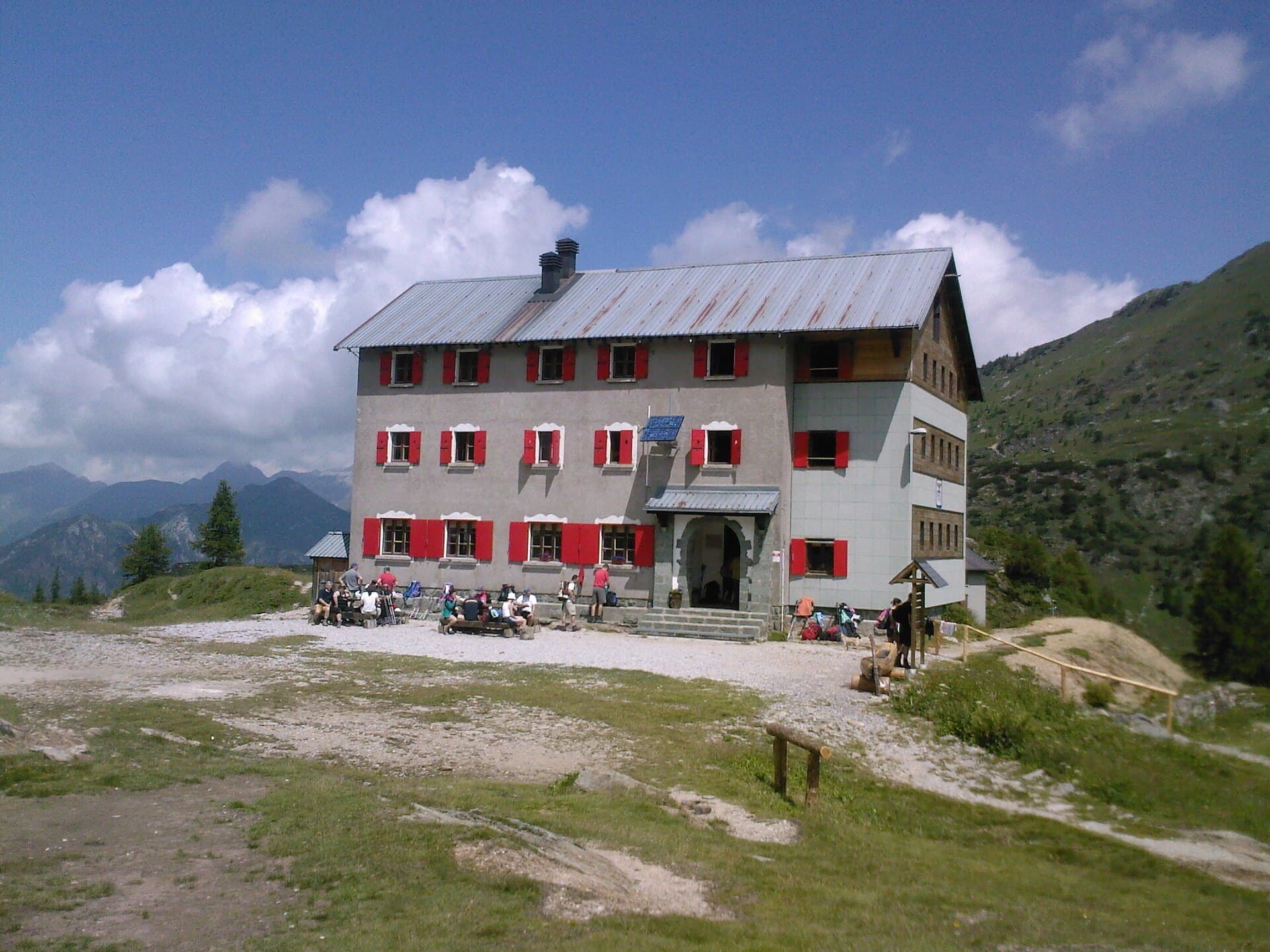 Rifugio Laghi Gemelli (via Wikimedia Commons, CC BY-SA 3.0)