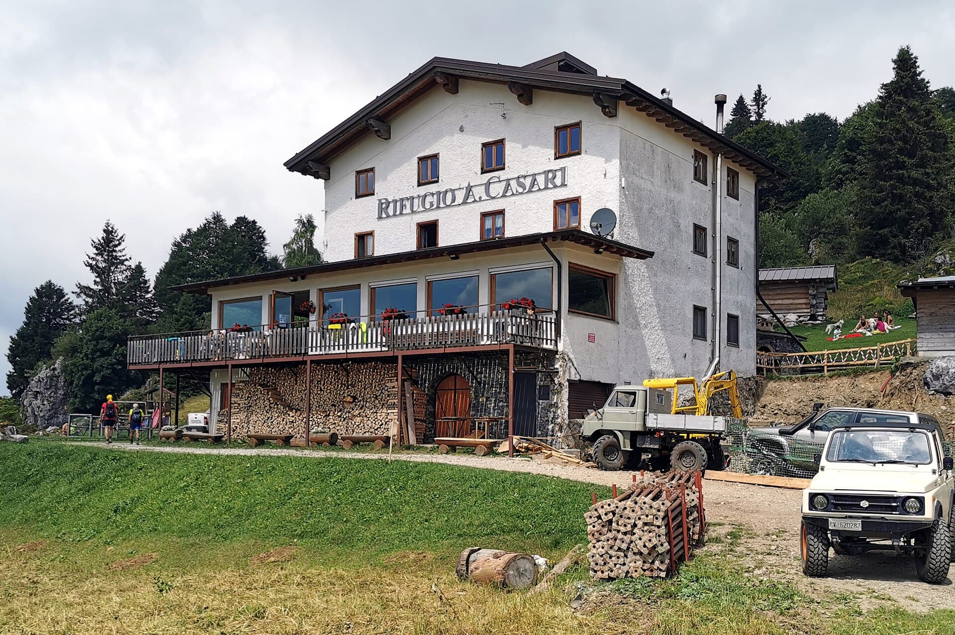 Rifugio Angelo Casari (via Wikimedia Commons, CC0)