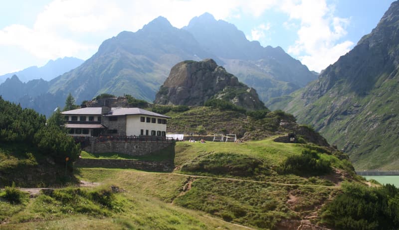 Rifugio Antonio Curò (via Wikimedia Commons, CC BY-SA 2.5)
