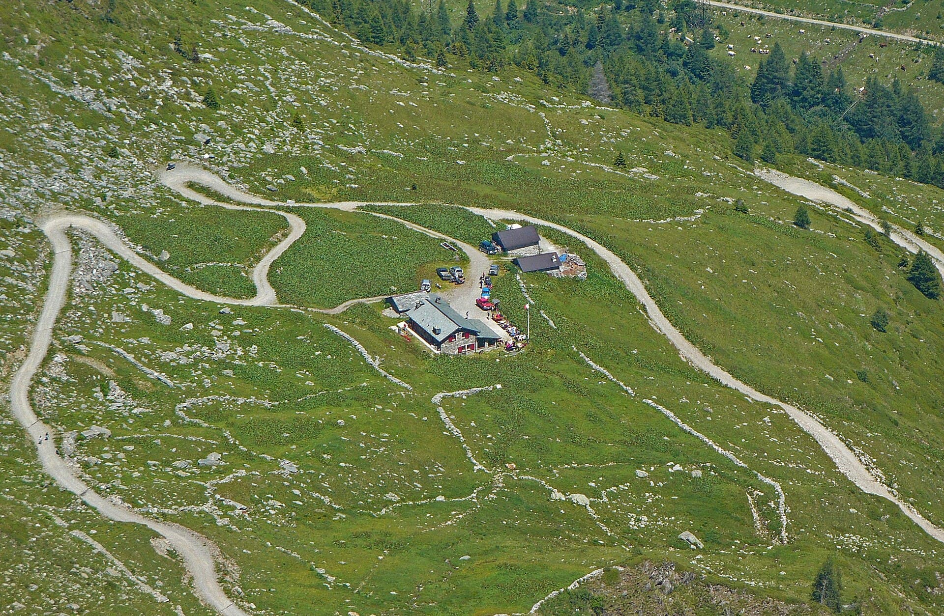 Rifugio Casera Dordona (via Wikimedia Commons, CC BY 2.0)