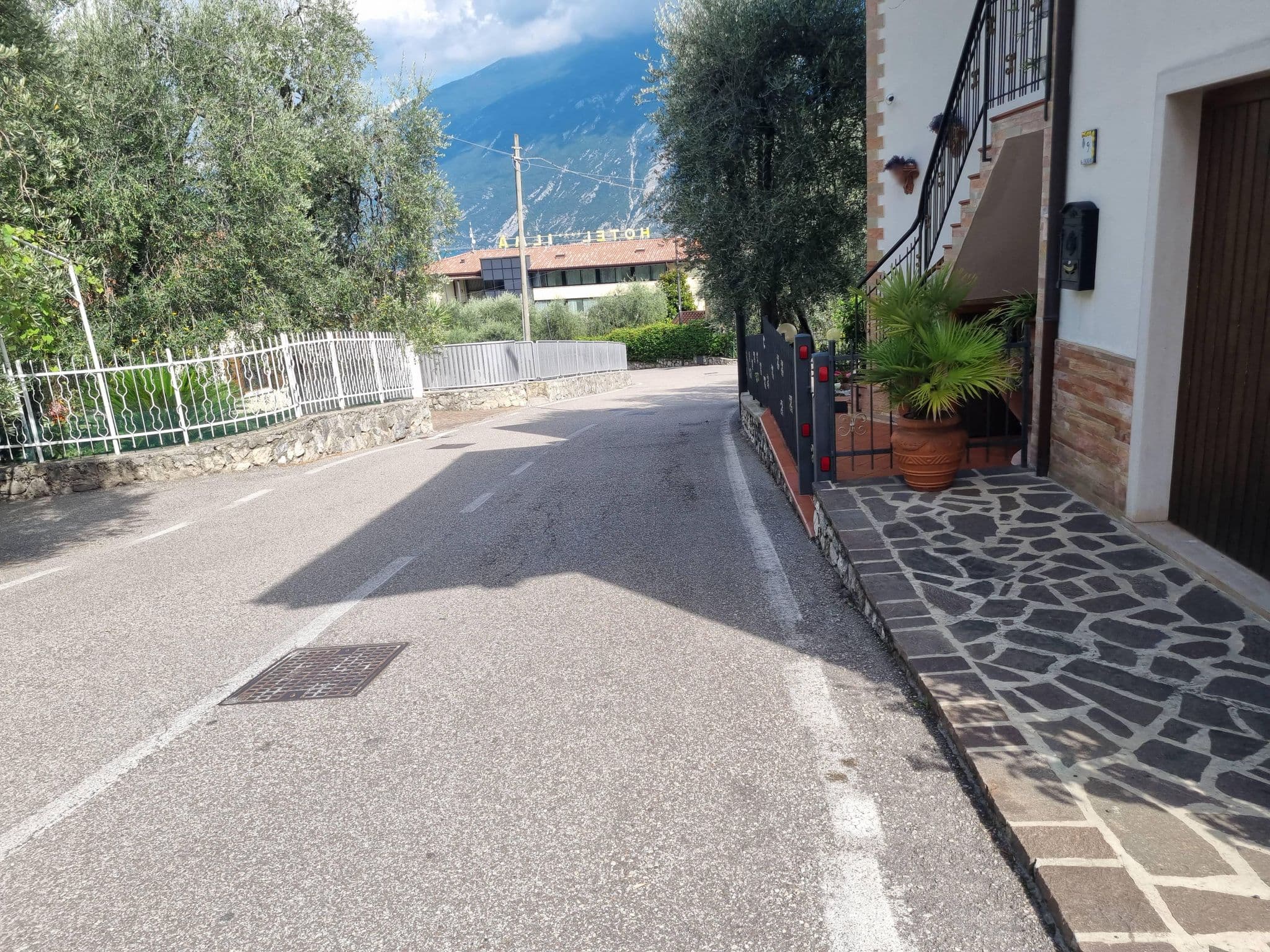 Street view near Appartamenti Caldogno, Limone sul Garda — © dsmm (CC BY-SA · Mapillary)