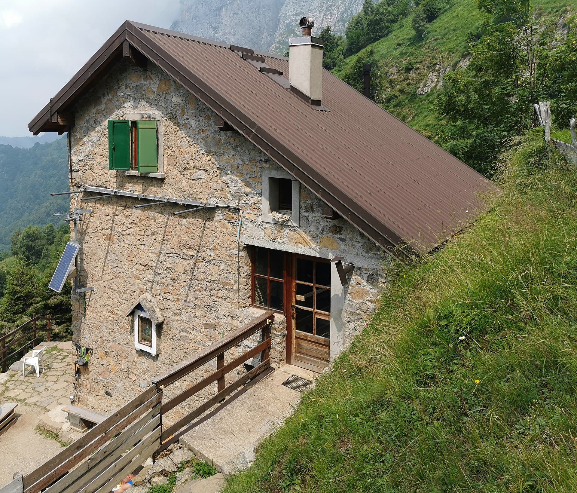 Rifugio Elisa (via Wikimedia Commons, CC BY-SA 4.0)