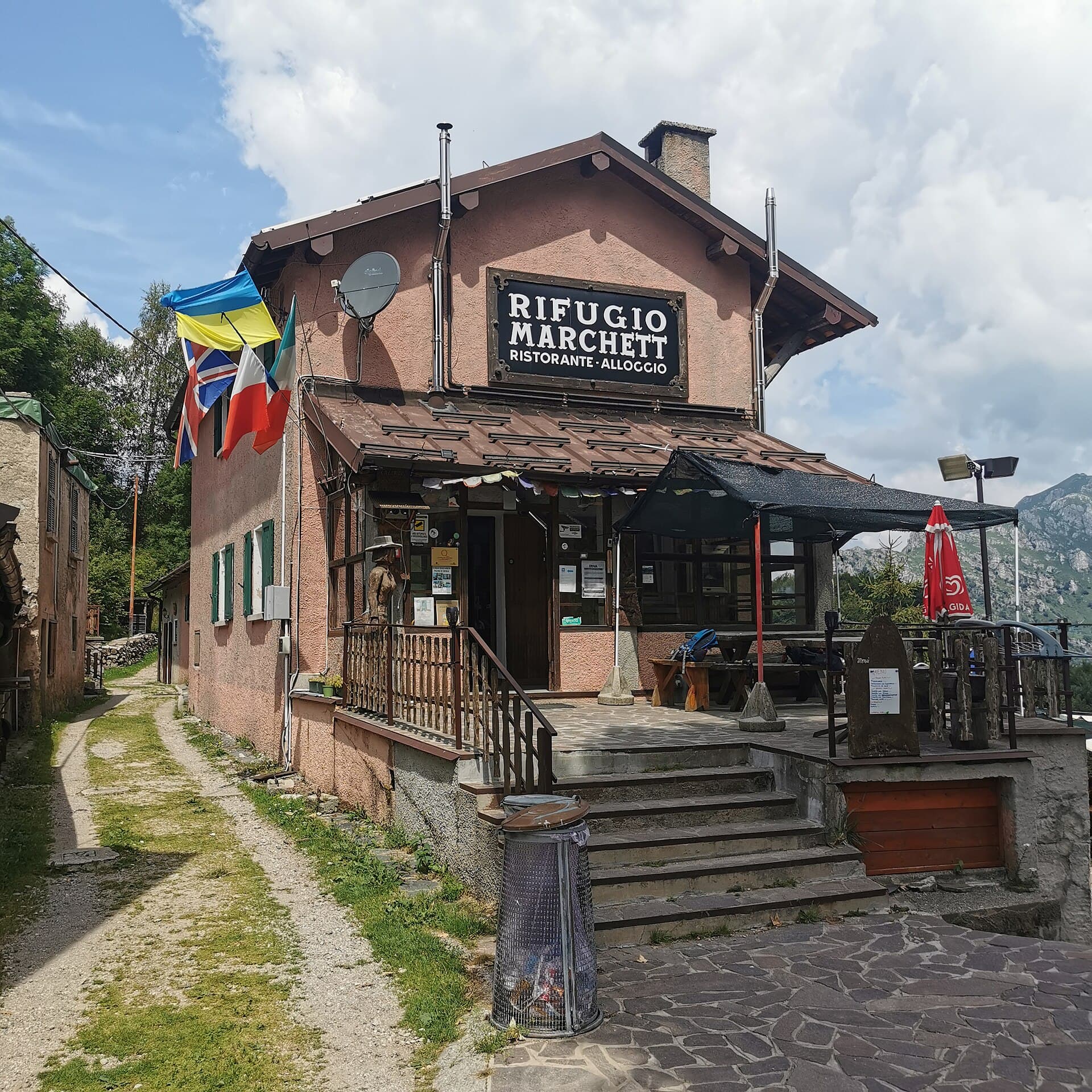 Rifugio Marchett (via Wikimedia Commons, CC0)