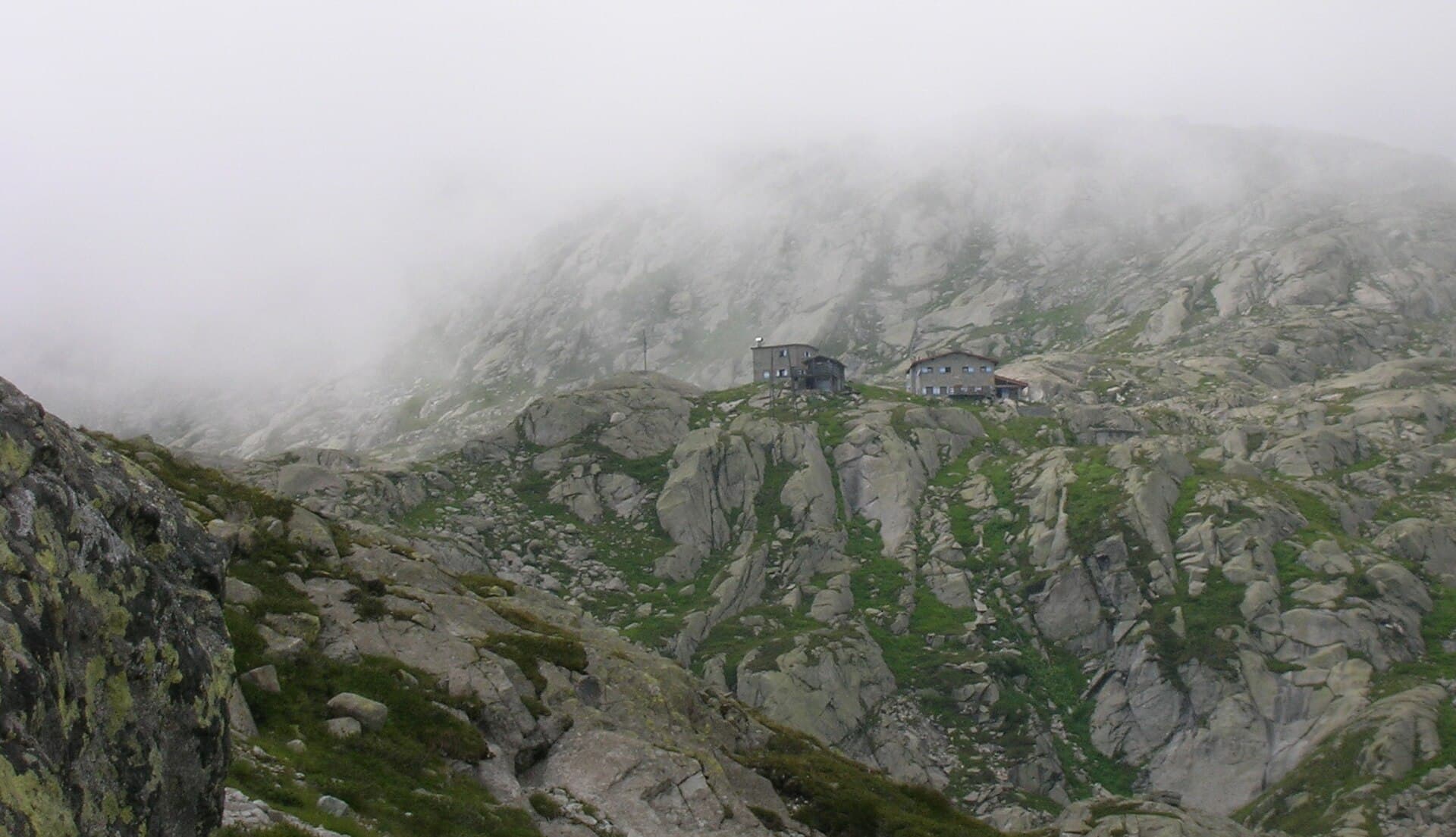 Rifugio Segantini (via Wikimedia Commons, CC BY-SA 3.0)