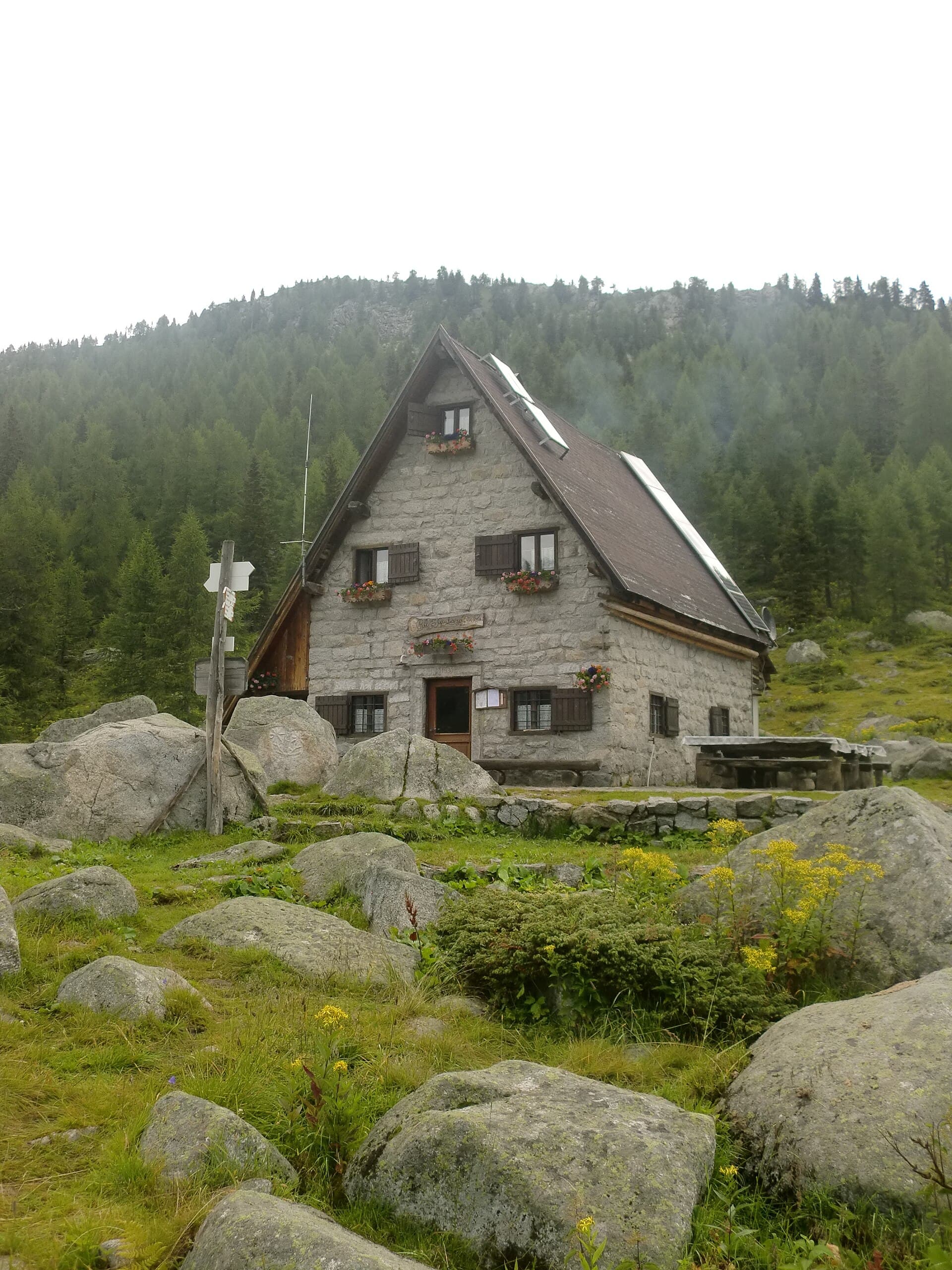 Rifugio San Giuliano (via Wikimedia Commons, CC BY-SA 3.0)
