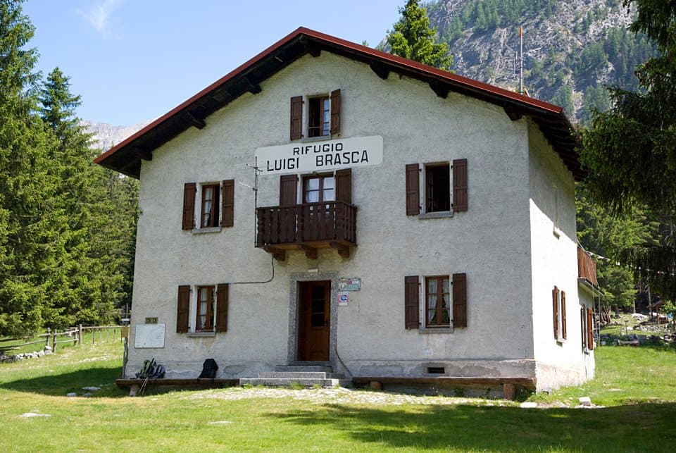 Rifugio Luigi Brasca (via Wikimedia Commons, CC BY-SA 3.0)