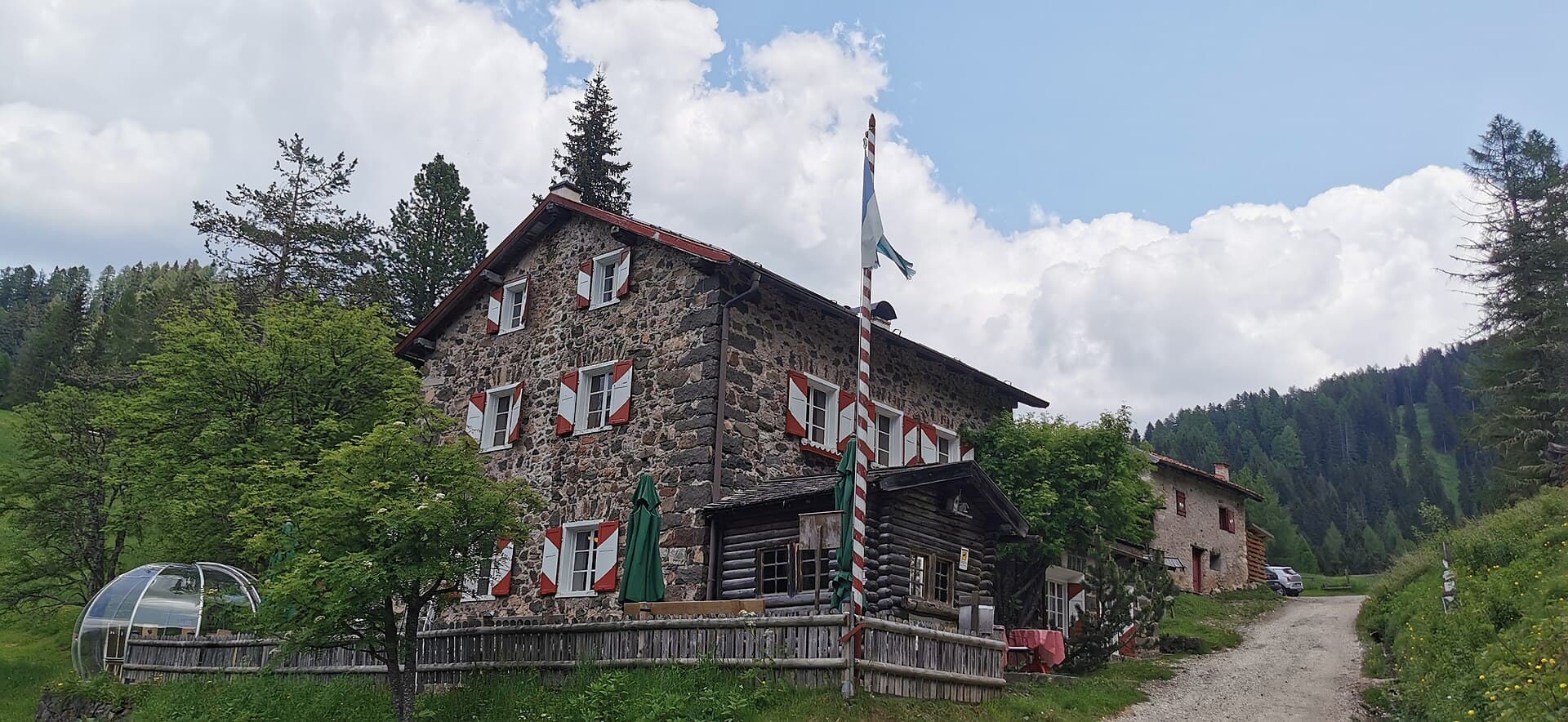 Rifugio la Rezila (via Wikimedia Commons, CC BY-SA 3.0)