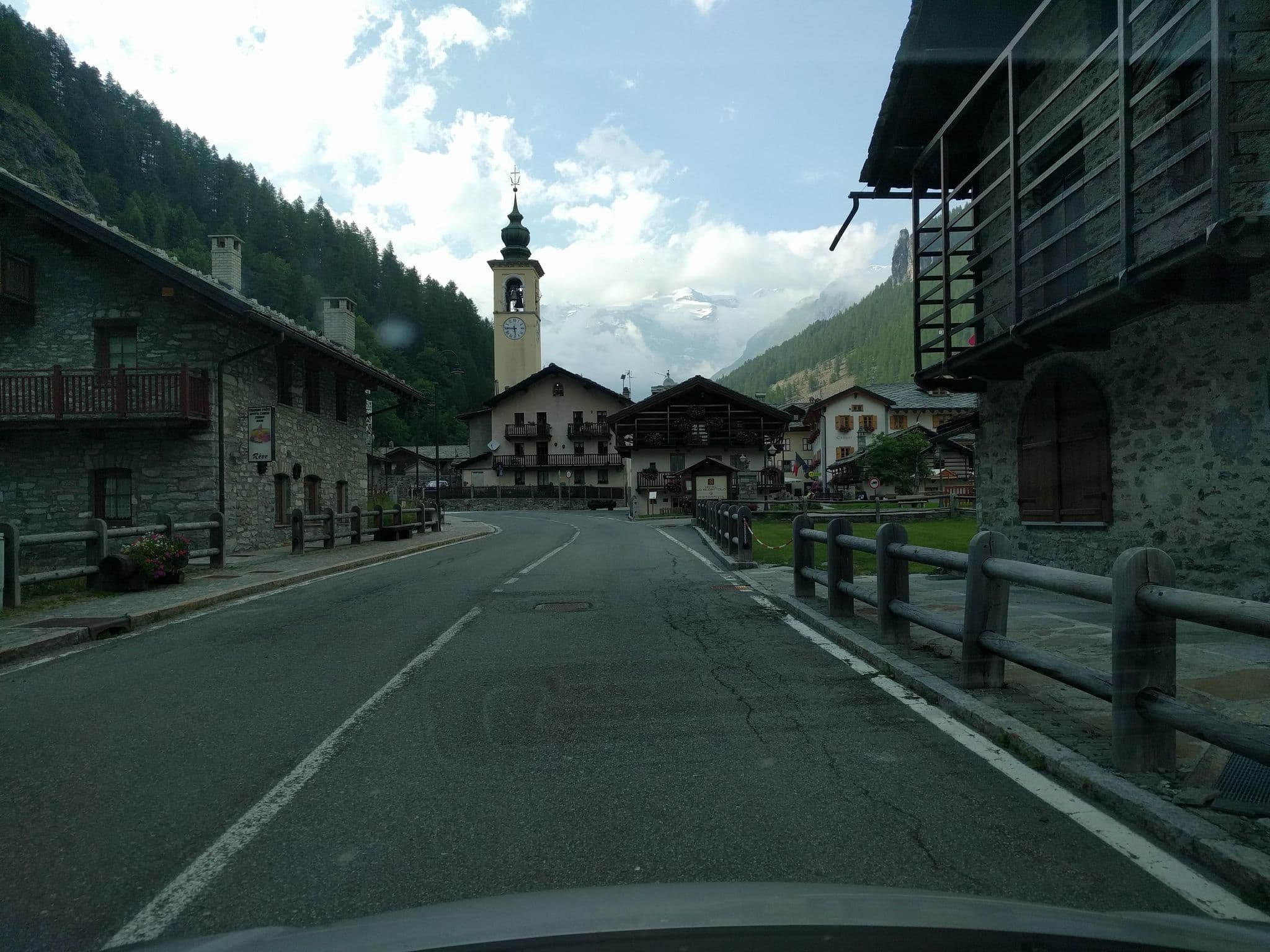 Street view near Lo Scoiattolo, Ayas
